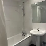 2 Double Bedrooms Near Airport & Town Apartman