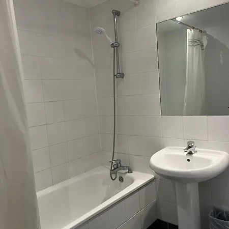 2 Double Bedrooms Near Airport & Town Apartment