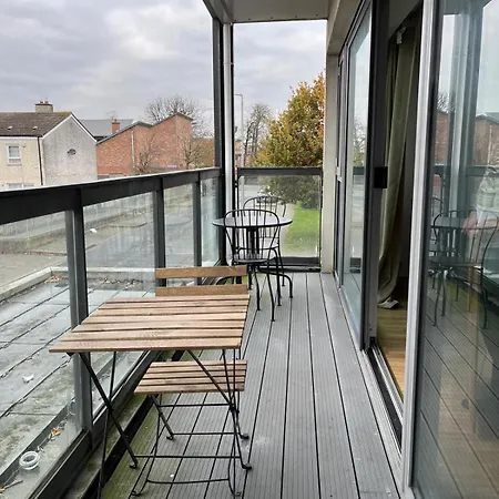 Apartment 2 Double Bedrooms Near Airport & Town *
