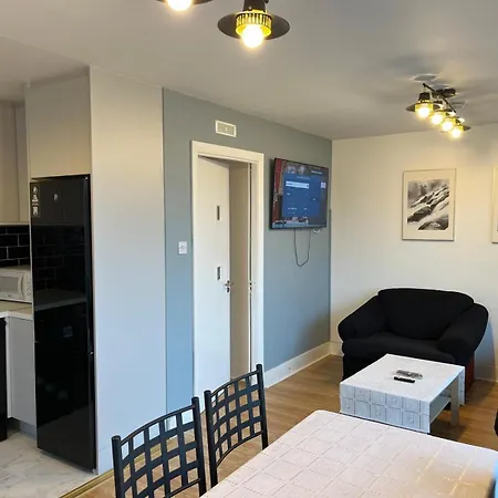 2 Double Bedrooms Near Airport & Town Apartman *