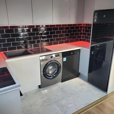 2 Double Bedrooms Near Airport & Town *